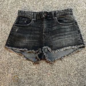 Women’s H&M black distressed high waist shorts